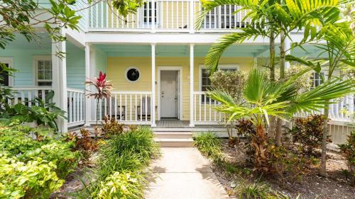 Conch Adventure by AvantStay Great Location w Outdoor Dining Pool Access Month-Long Stays