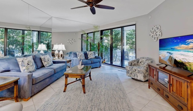 *CONCH IN THE TREETOPS @ 1800 ATLANTIC* Beach Condo/Pool + LAST KEY SERVICES