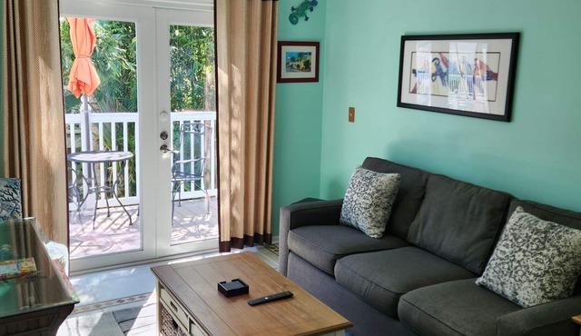 CONCH RETREAT Truman Annex Condo - 2 decks, pool, 2 Bikes, Free parking and WIFI