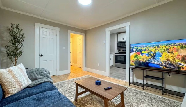 Concord, NH - Entire Place - Pet Friendly - Mins to Elliot - Queen Bed