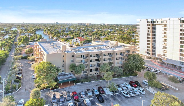 Condo 1 min from the beach with nice balcony with great sunsets