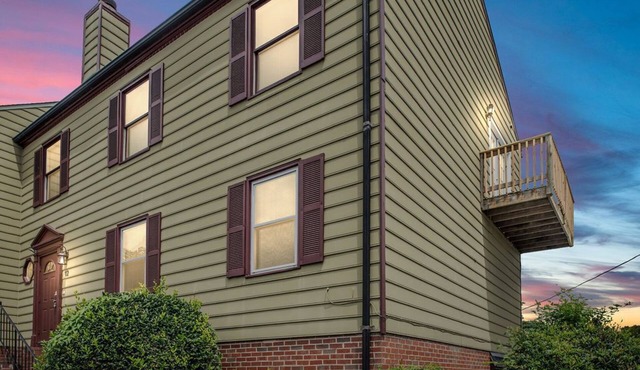 Condo 2 bedroom downtown -in the Heart of Old Town Fredericksburg. sleeps 6