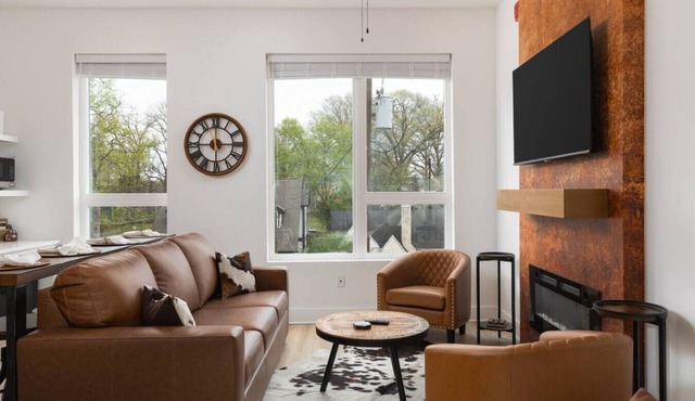 Condo 3 miles to Downtown with Free Parking, Walk to Coffee