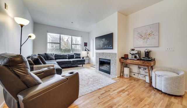 Condo 6 Mi to Lumen Field & Dtwn Seattle!