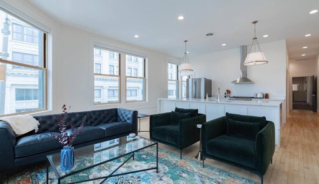 'Condo A' Gallery Suite - Downtown Marion