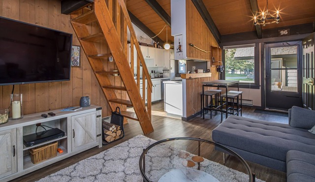 Condo at Golf Course w/shared hot tub/sauna, views, nordic ski/in-out - Big Sky Cozy Mountain Chalet