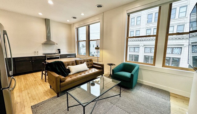 Condo B - Gallery Suite - Downtown Marion