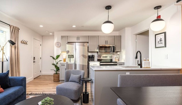 Condo By Vanderbilt and Belmont, 3 miles to Downtown + Parking