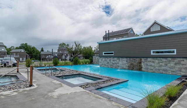 Condo climatisé près du Mont Sainte-Anne avec parc aquatique, piscine, spa, gym, arcades et billard !