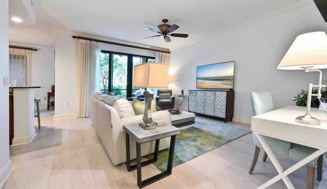 Condo Close to 5th Avenue and the Beach