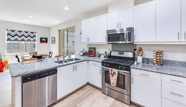Condo Close To Disneyland & Famous Packing House