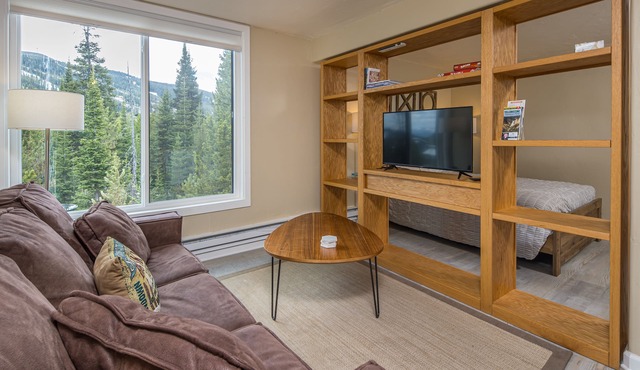 Condo in Big Sky Resort Mountain Village, close to slopes - Hill Condo Studio