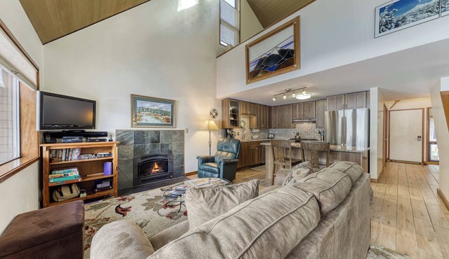 Condo in Great Location, View of Golf Course & SHARC Passes - Dogs OK