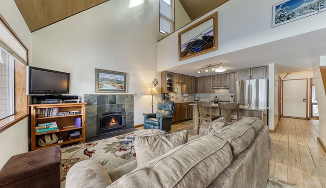 Condo in Great Location, View of Golf Course & SHARC Passes - Dogs OK