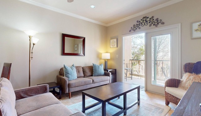 Condo in Gruene overlooking the Guadalupe! VG103 : Free Tubes with Rental!