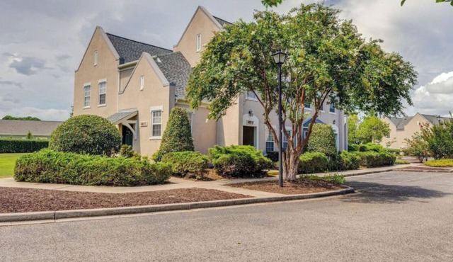 Condo in Legends Golf Course Resort with a great Pub Next Door to the Unit