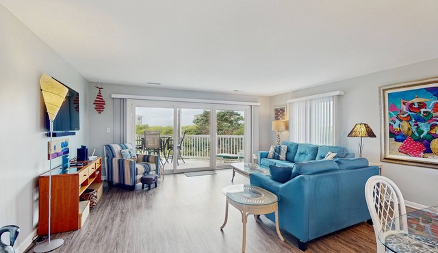 Condo in Oceanfront Complex with seasonal community pool.