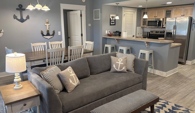 Condo in Pilot House - Steps From Baytowne Wharf - w/6-Seater Golf Cart