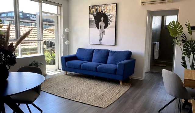 Condo Moments to Elwood Beach and Village