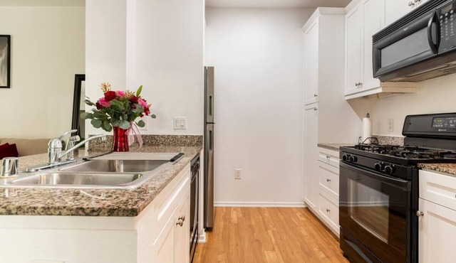 Condo near beach/Airport/UCI Ideal For Long Stay
