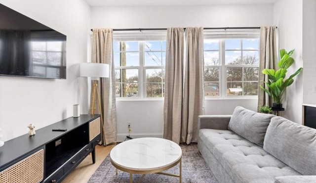 Condo Near Downtown Broadway & Stadium - Free Parking