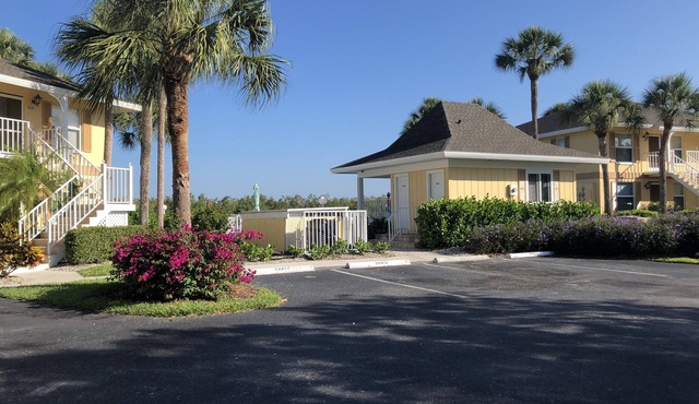 Condo Near Marco Island On Gorgeous Lake ,Pool Steps Away.