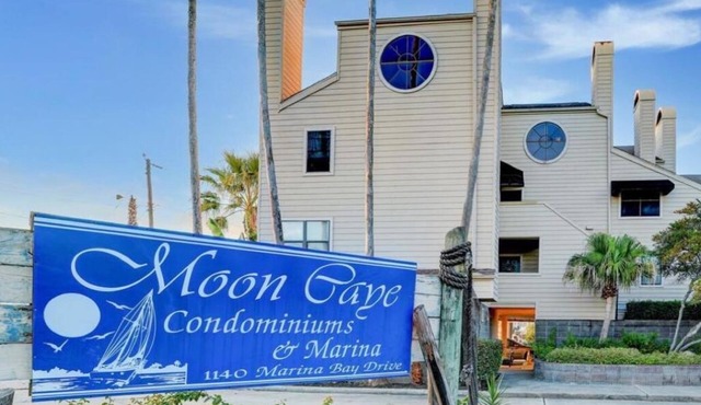 Condo near NASA, Kemah Boardwalk, & More- Pet Friendly!