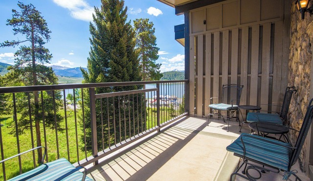 Condo On Lake Dillon: Walk to Shops, Beautiful Views, Pool, & Hot Tubs