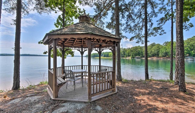 Condo on Lake Keowee w/Resort Amenities & Pool!