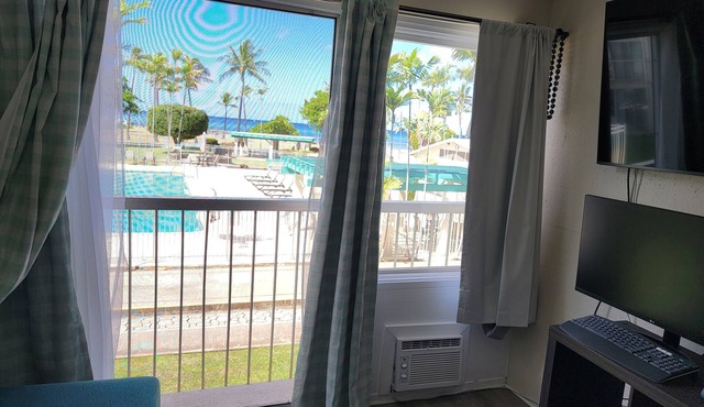 Condo on the Beach with beautiful ocean view, pools and watch sunset Makaha