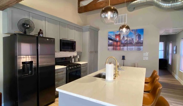 Condo-OTR/Pendleton Art District, Cincinnati - 1 bedroom, free parking, balcony