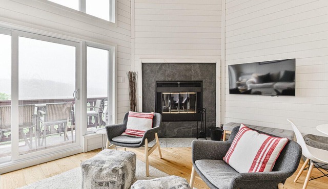 Condo Overlooking Mont-Tremblant & Lake