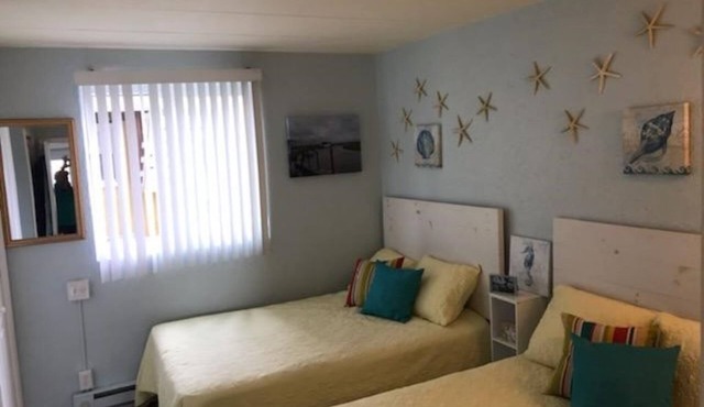 Condo that sleeps 6. 2 blocks from N Wildwood Beach. 2 blocks from the sea wall