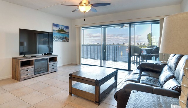 Condo w/Direct Ocean Inlet View: Bikes Included!