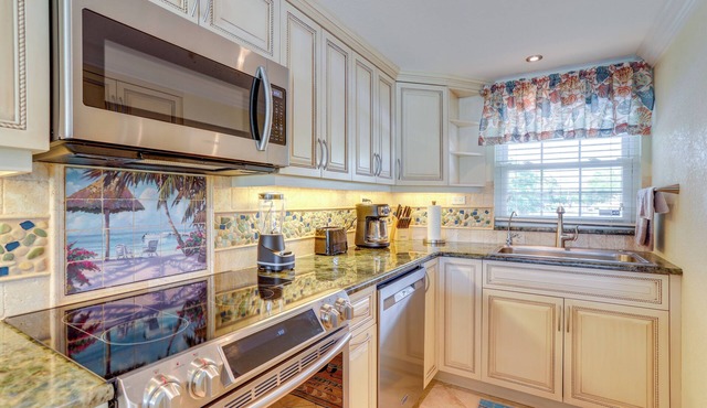 Condo w/ Gulf Access Near Treasure Island Beach!
