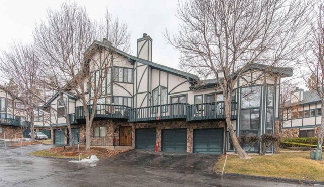 Condo w/ Heated Pool & Jacuzzi. 1 Mile From The Village!