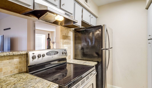 Condo w/ Outdoor Pool Access: 1 Mi to NRG Stadium