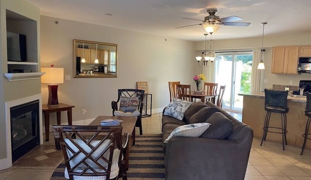 Condo w/pool! 2 Bedroom/2 Bath - Sleeps 6