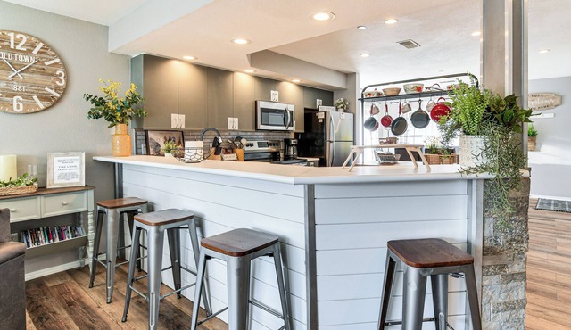 Condo w/Pool ~ 2 Mi to Table Rock Lake!