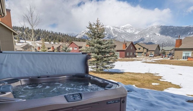 Condo w/private hot tub & fireplace close to Big Sky Resort & Town Center - Firelight Retreat