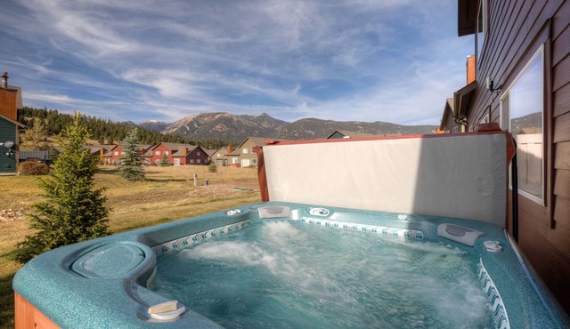 Condo w/private hot tub close to Town Center & Big Sky Resort - The Hallmark Chalet