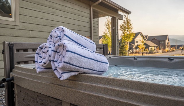 Condo w/private hot tub close to Big Sky Resort & Town Center | Comfort Awaits At Deer Run