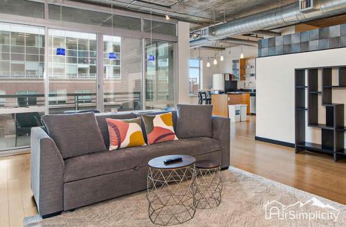 Condo w pvt balcony & gym access
