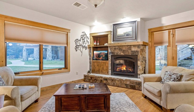 Condo w/stone fireplace, A/C, near GNP - Marina Cay Estates Retreat