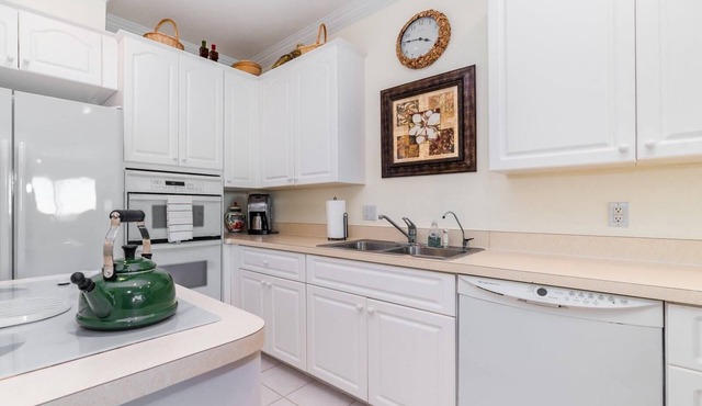 Condo w Stunning Water Views, near the Beaches