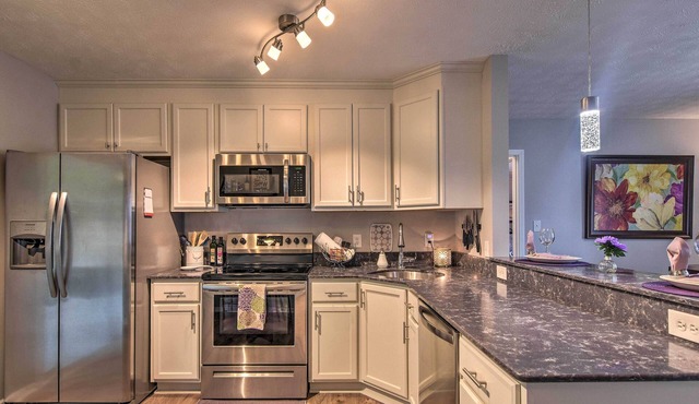 Condo w/Sunroom, Near Downtown Hendersonville!