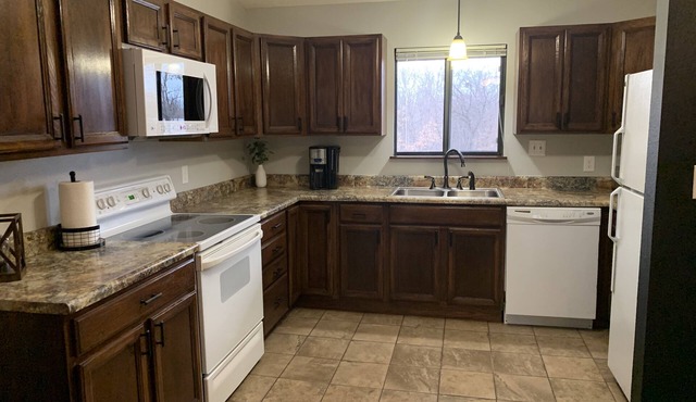 Condo walking distance to Mark twain Lake and Jellystone! Sleeps 8!