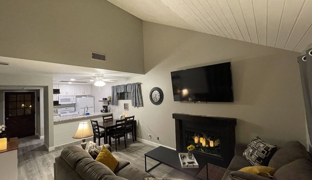 Condo walking distance to Restaurants and Shopping