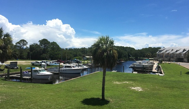 CONDO Water front, bay breeze, fishing paradise and family friendly 2 bedroom