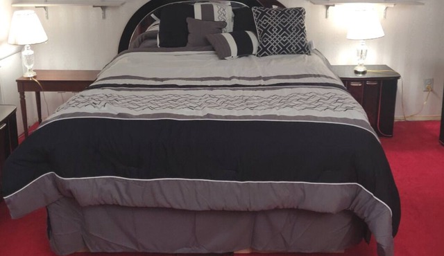 Condo with 1 bedroom, livingroom and bathroom